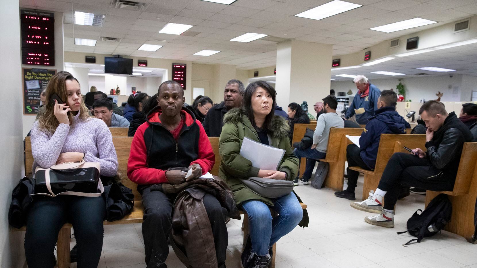 Personas aguardan su turno en una oficina del Departamento de Transporte, el lunes 16 de diciembre de 2019, en Nueva York.