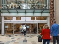 Compradores entran a Galleria Dallas el viernes 11 de noviembre. 25, 2022 en Dallas.