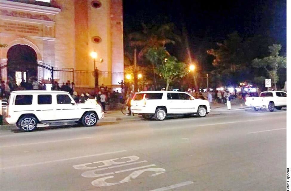 Con aval del Obispo de Culiacán, la Catedral fue cerrada y resguardada con camionetas...