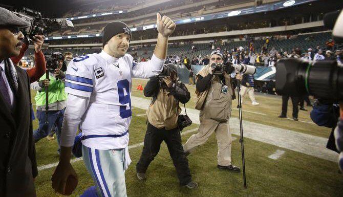 Tony Romo (9) celebra tras la victoria de los Cowboys 38-27 ante los Eagles el domingo en...