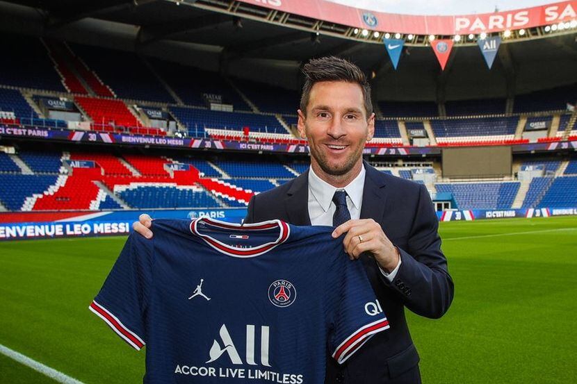 Lionel Messi con la camiseta de su nuevo equipo, el Paris Saint-Germain. El astro argentino...