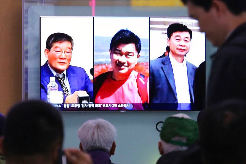Foto tomada el 3 de mayo del 2018 en Seúl de una pantalla de televisión mostrando imágenes...