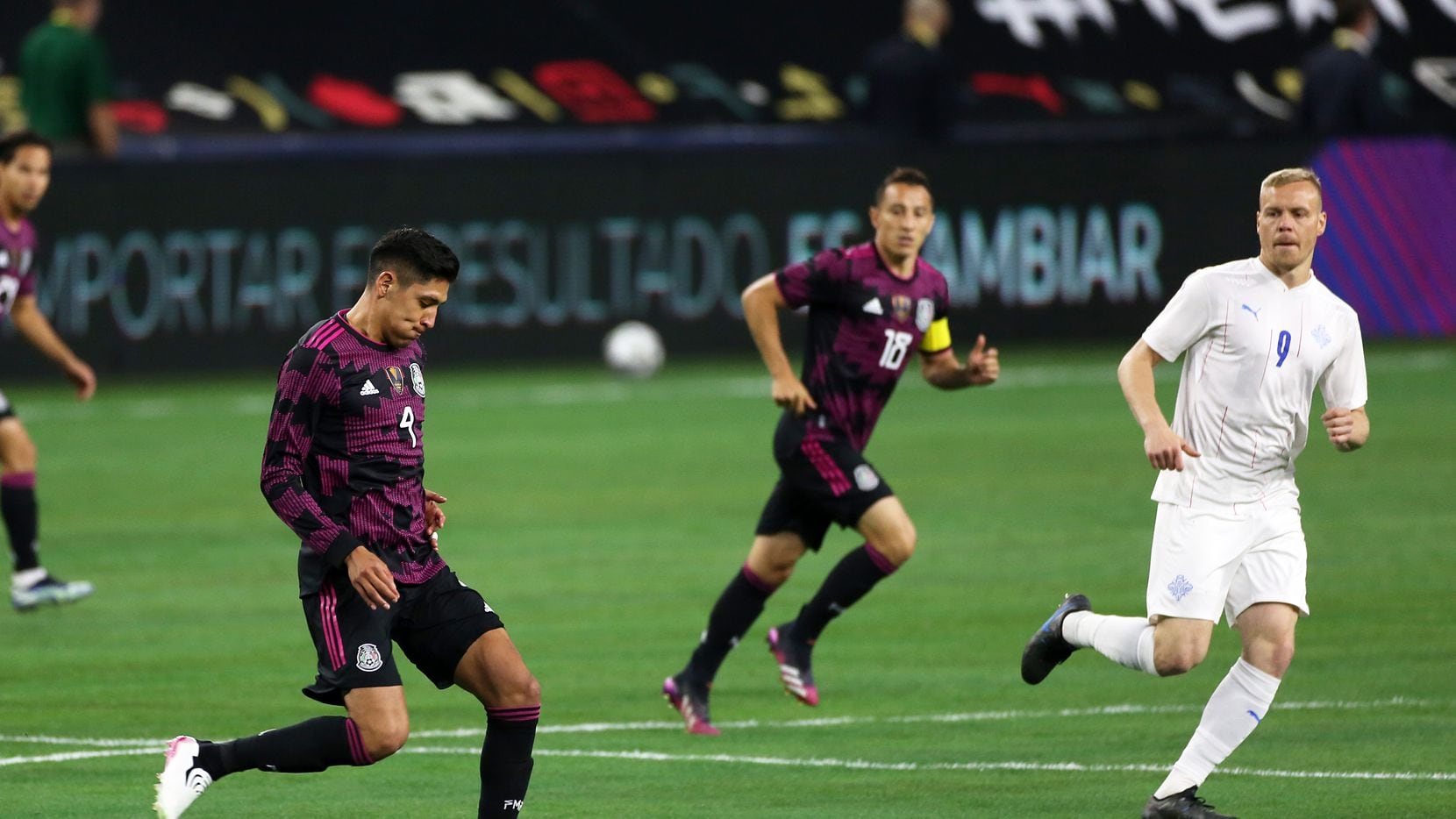 El jugador de la selección mexicana, Edson Álvarez (izq), controla el balón ante el acoso de...