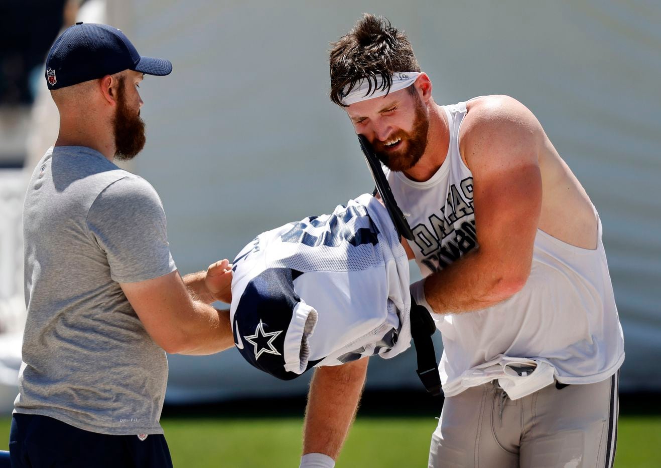 Dallas Cowboys tight end Dalton Schultz has help shedding his shoulder pads following Training Camp practice at The Star in Frisco, Texas, Tuesday, August 24, 2021.(Tom Fox/The Dallas Morning News)