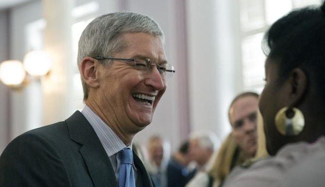 El director general de Apple, Tim Cook, dijo que está orgulloso de ser homosexual. (AP/Brynn...