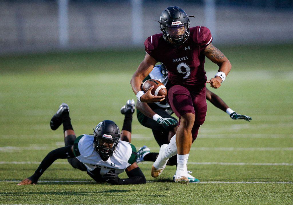 Mansfield Timberview quarterback Jaden Hullaby (9) evades a tackle by Mansfield Lake Ridge's Joshua Bailey (44) during Timberview's 64-31 win Friday. (Brandon Wade/Special Contributor)