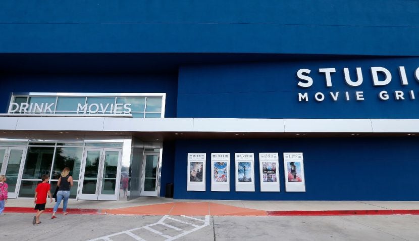 Studio Movie Grill en The Colony, Texas, será una de las tres primeras sucursales en reabrir...