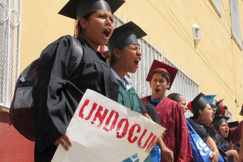 Estudiantes migrantes en una manifestación en defensa del DREAM Act. AP
