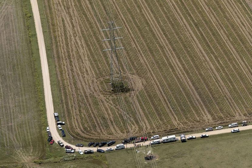 Autoridades inverstigan en la zona donde cayó el globo aerostático cerca de Lockhart, Texas....