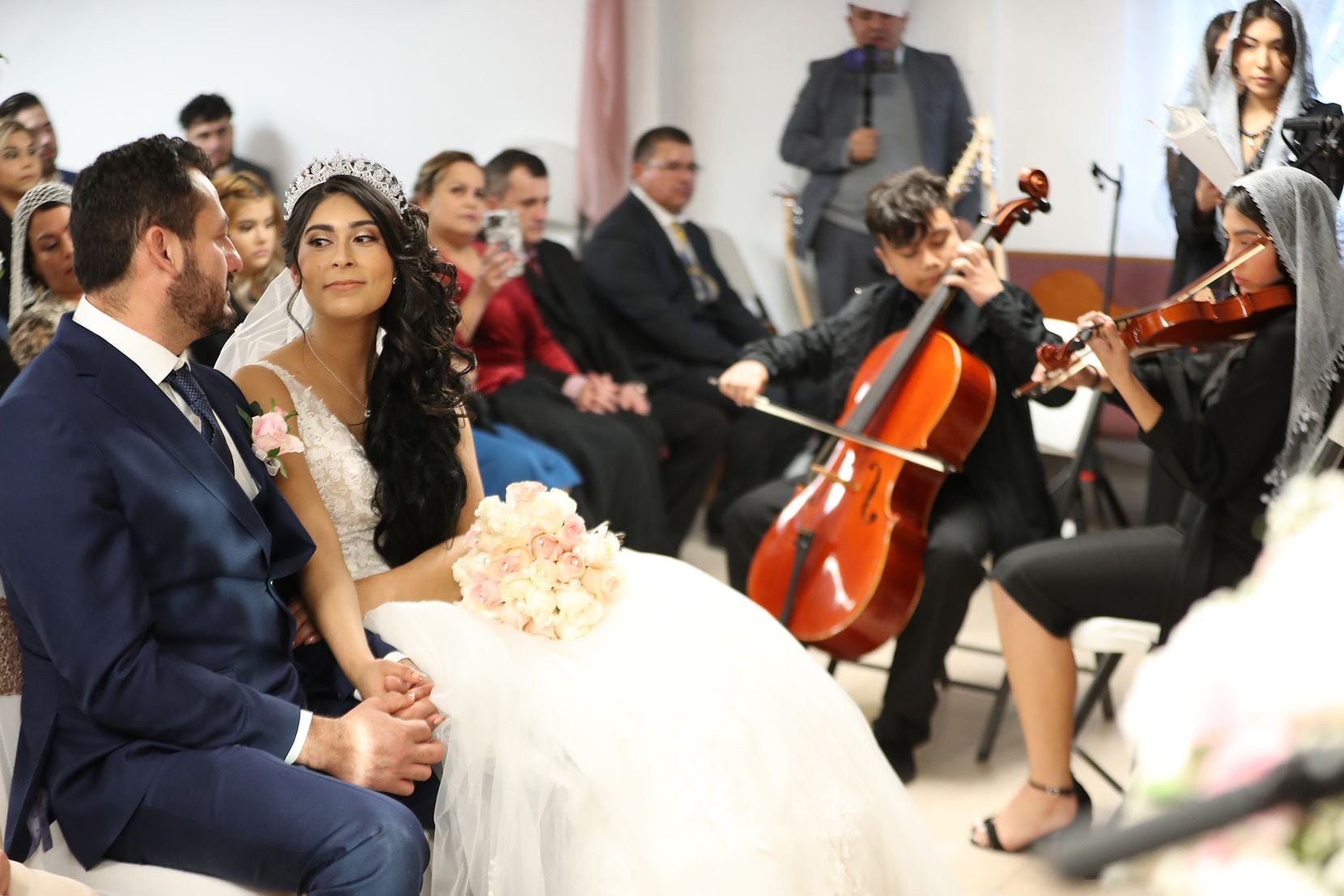 Daniela Betancourt, de 26 años, junto a Martin García, de 35, durante su boda religiosa el...