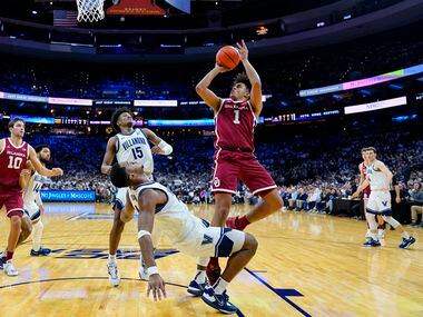 Oklahoma's Jalen Hill, right, goes up for a shot against Villanova's Eric Dixon during the...