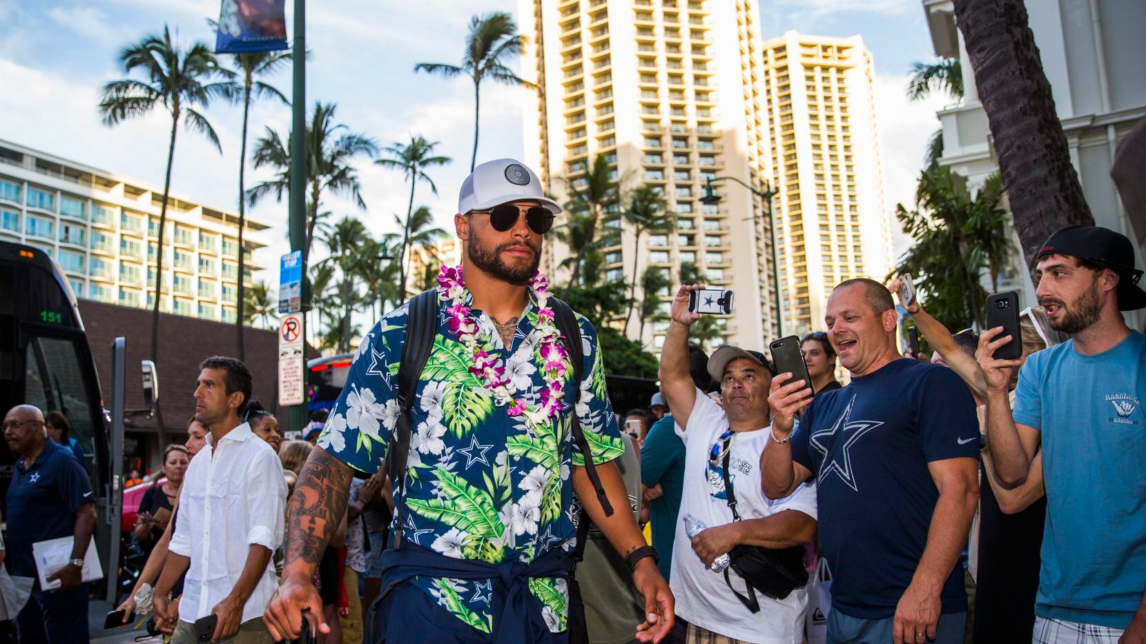 Dak Prescott (4) llegó el jueves a Hawaii donde enfrentarán los Cowboys a los Rams en pretemporada.
