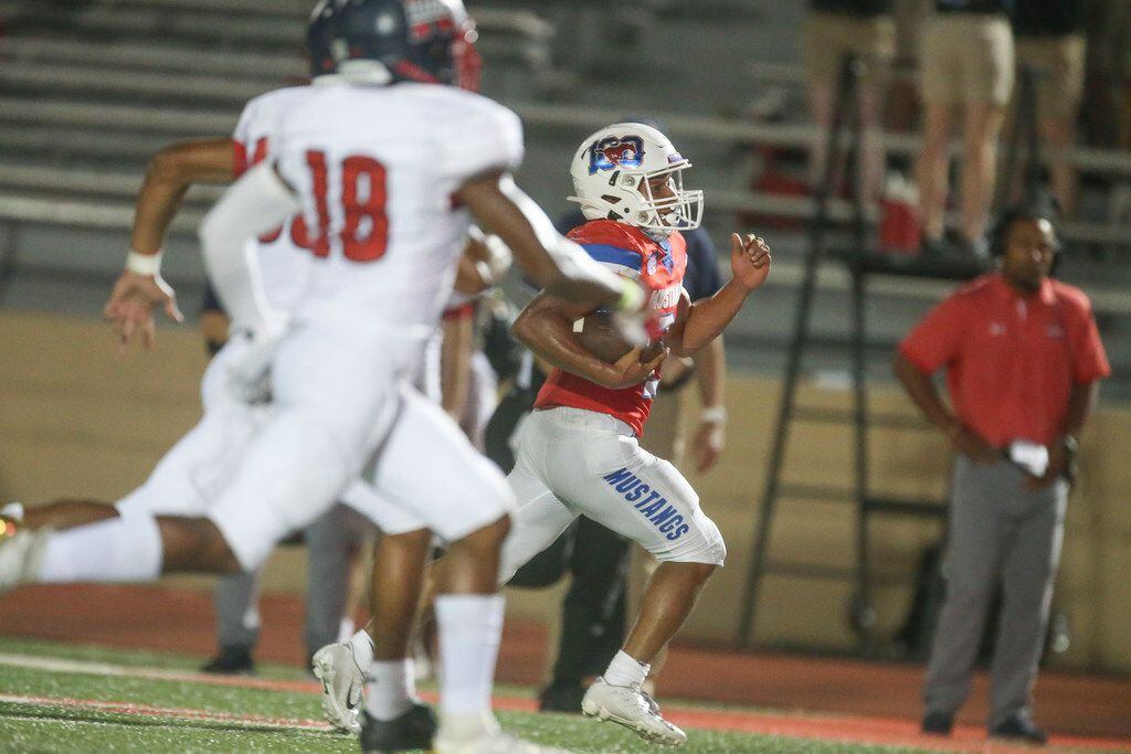 Grapevine running back Caleb Texada (3) carries the ball for a touchdown during the second...