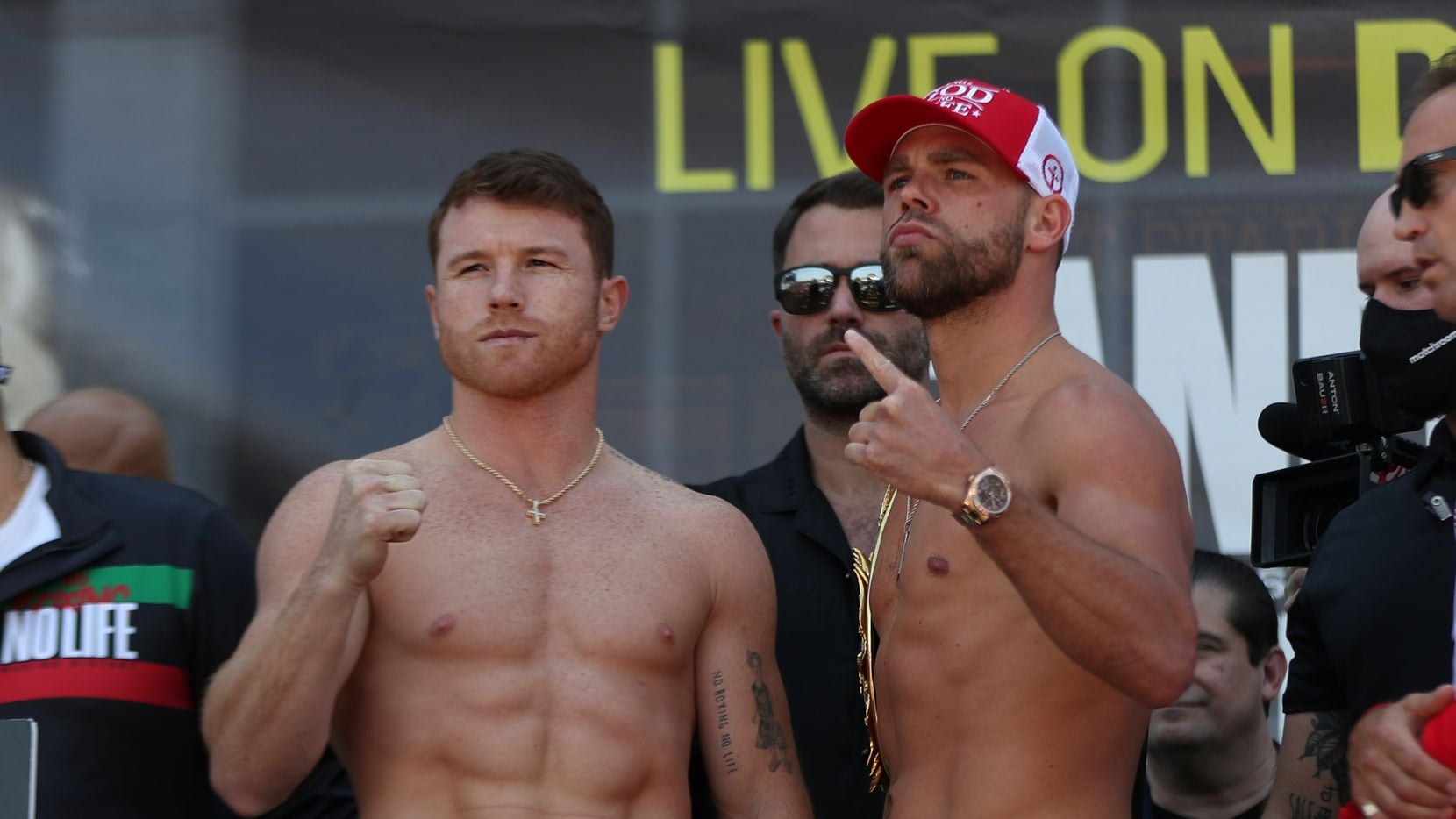 ARLINGTON, TEXAS - MAY 7:  Boxers Saul Canelo Alvarez and Billy Joe Saunders poses for picture during the official weigh-in at AT&T Stadium Plaza on Friday, May 7, 2021 in Arlington, Texas. (Photo Omar Vega / Al Dia)