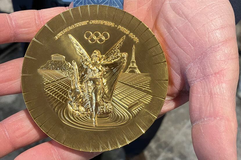 El otro lado de la medalla de oro de los Juegos Olímpicos de París 2024, donde se ve en...