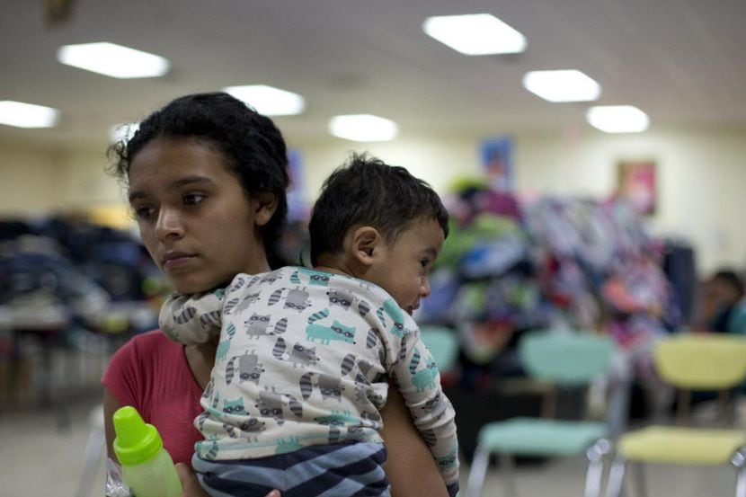 La hondureña Rosa Danubia Maldonado, de 18 años, junto a su bebé de 14 meses, Miguel Yahyr...
