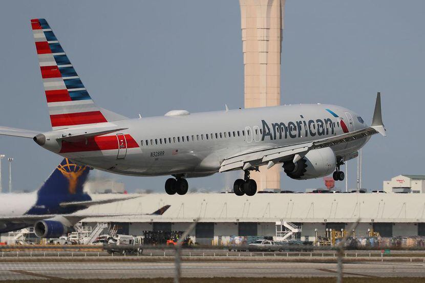 Un avión Boeing 737 Max 8 de American Airlines aterriza en el Miami International Airport....