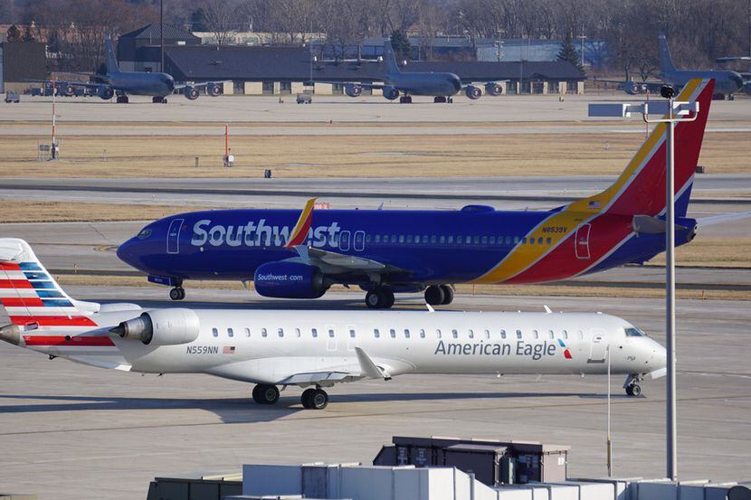 Un avión Boeing 737 de Southwest Airlines y un Bombardier CRJ de American Eagle, la línea...