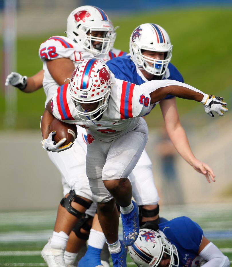 Parish Episcopal running back Andrew Paul (2) pulls away from a couple of Midland Christian defenders enroute to a rushing touchdown during 2nd quarter action. The two teams played their TAPPS Division 1 state championship football game at Waco ISD Stadium in Waco on December 4, 2021. (Steve Hamm/ Special Contributor)