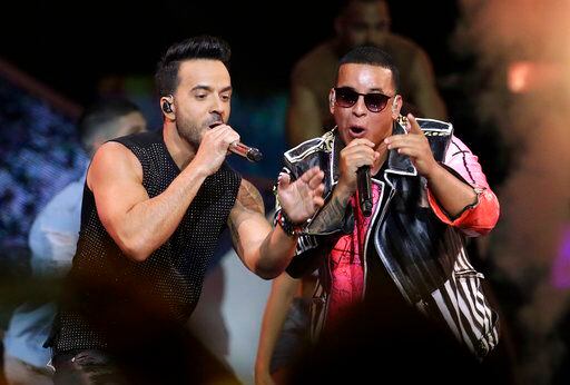 Luis Fonsi, y Daddy Yankee cantan en la ceremonia de los Premios Billboard de la Música...