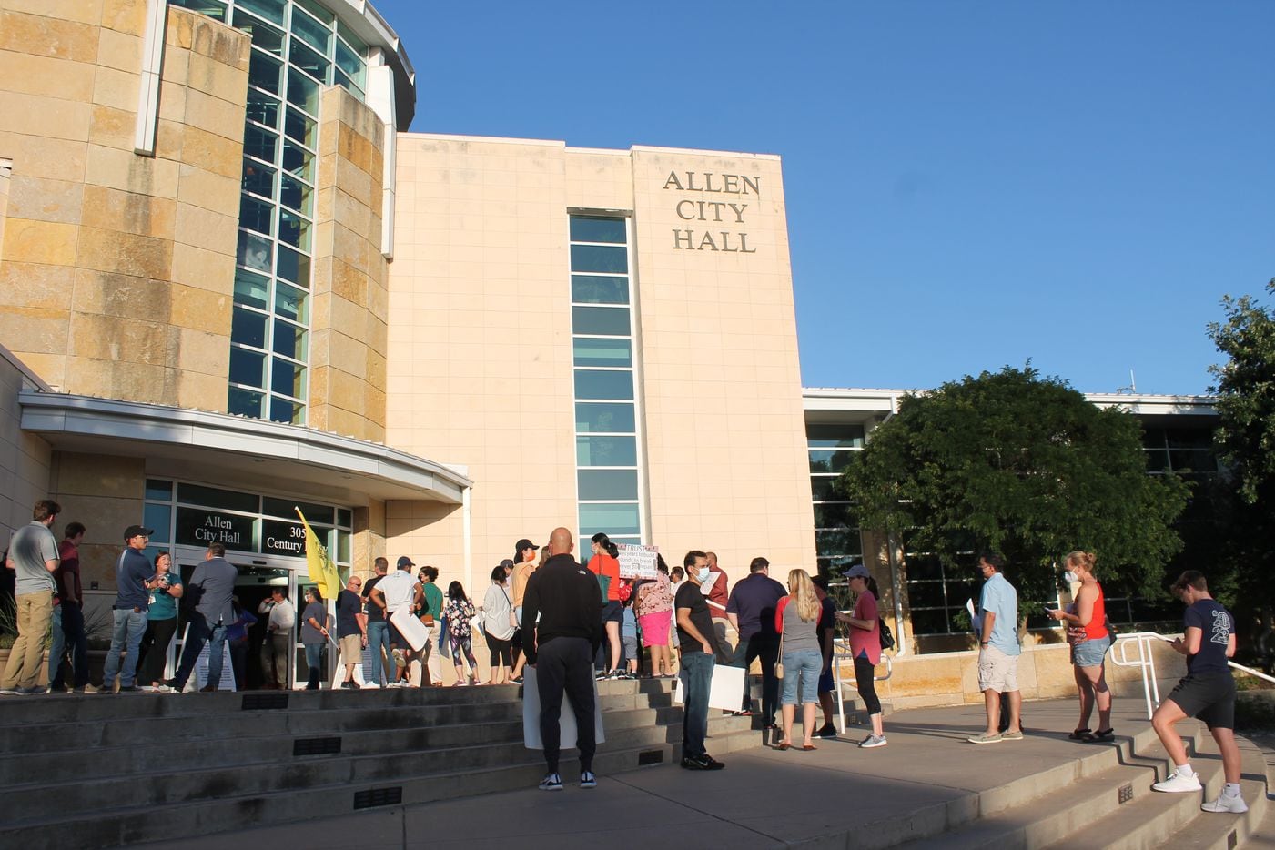 Allen ISD parents gather outside city hall for the Allen ISD board of trustees meeting on Monday, August 23. Before the meeting started, the fire marshal said the building reached capacity and stopped admitting people into city hall. A line of parents and community members, both in support of and protesting current district COVID-19 policies, lined up from the door out to the parking lot.