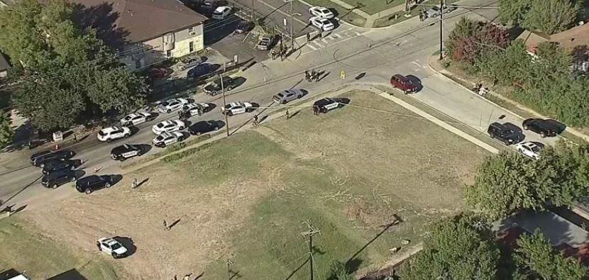 Patrullas de la policía de Dallas investigando una balacera contra un alumno afuera de la H....