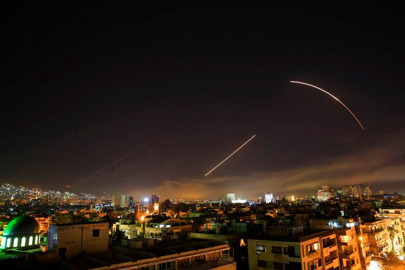 El cielo de Damasco se ilumina por los disparos de misiles tierra-aire lanzados por Estados...