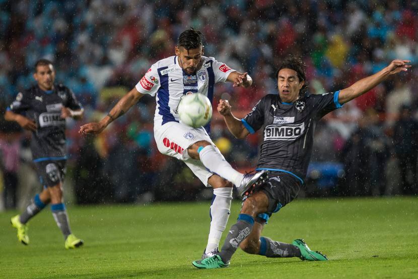 Franco Jara de Pachuca disputa el balón a Efraín  Juárez de Monterrey en el partido de ida...
