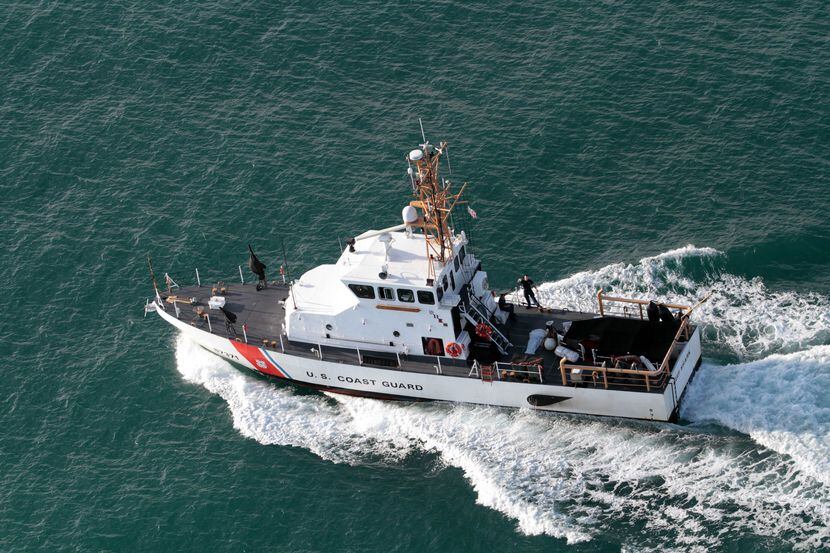 Una embarcación de la Guardia Costera vigila botes que transportes inmigrantes a territorio...