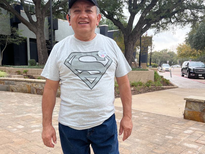 Nelson Castro, de 64 años, originari de El Salvador, votó en las urnas instaladas en el...