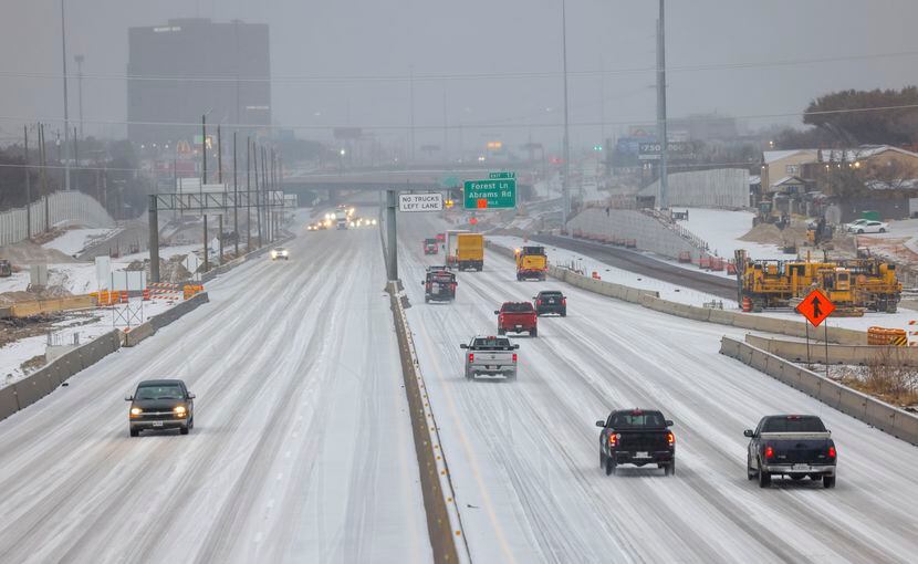 Carros conducen sobre un congelado I-635 cerca de Skillman Street en Dallas el martes 31.