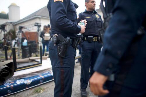 La policía de Paterson, N.J., se reúne en las afueras de la residencia de Sayfullo Saipov,...