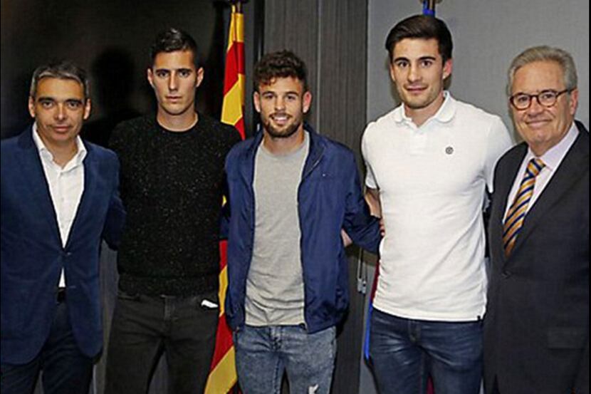 El delantero Sergi Guardiola, segundo de izquierda a derecha, duró sólo horas como jugador...