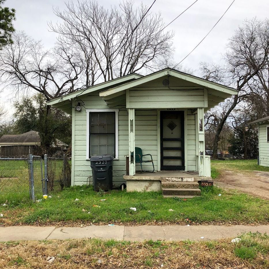 Doors to shotgun houses could be placed on center, or offset to the left or right.