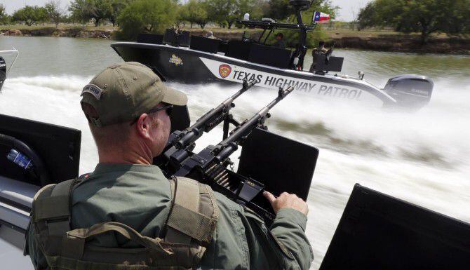 Patrullas del Departamento de Seguridad de Texas recorren el Río Grande en Mission. (AP/ERIC...