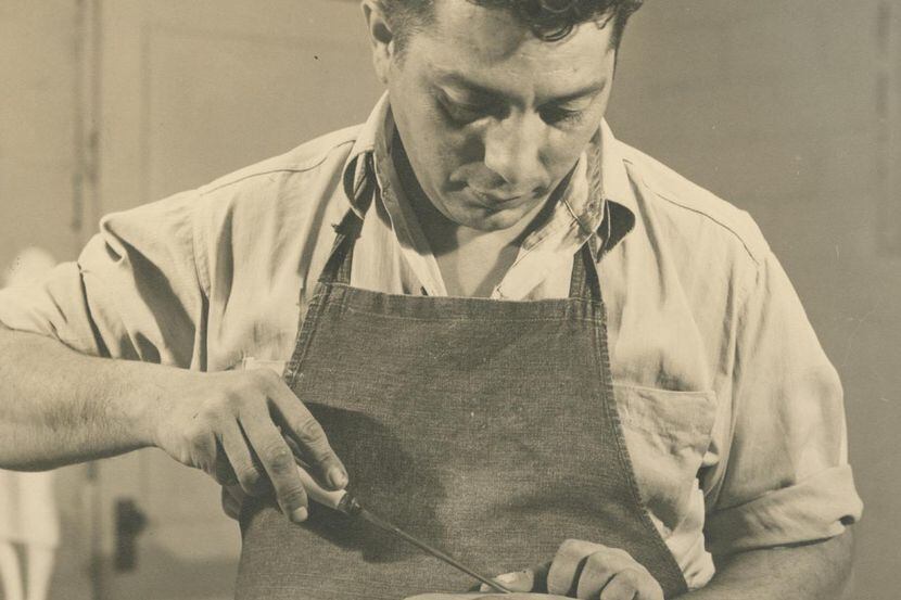 Retrato de Octavio Medellín trabajamndo en su taller en 1945.(HAMON ARTS LIBRARY/ SMU)
