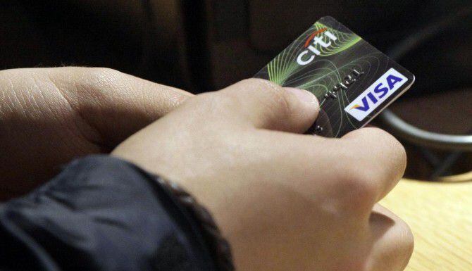 Una tarjeta de crédito puede ser un arma de dos filos para un estudiante. Por un lado, le...