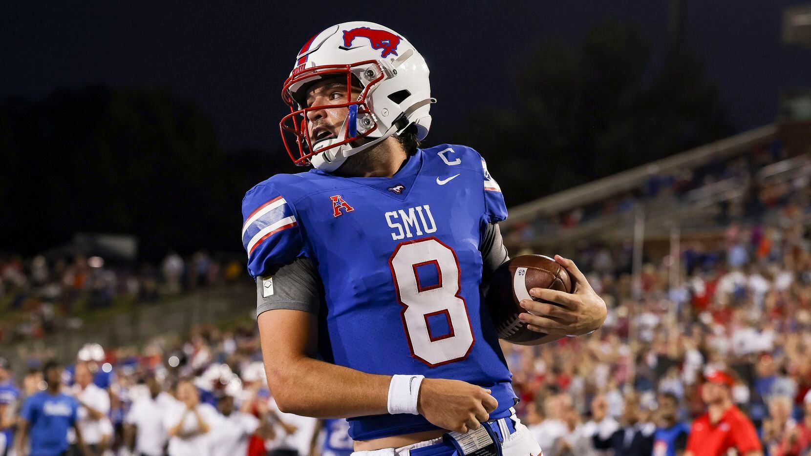 Southern Methodist Mustangs quarterback Tanner Mordecai (8) runs in for a touchdown during...