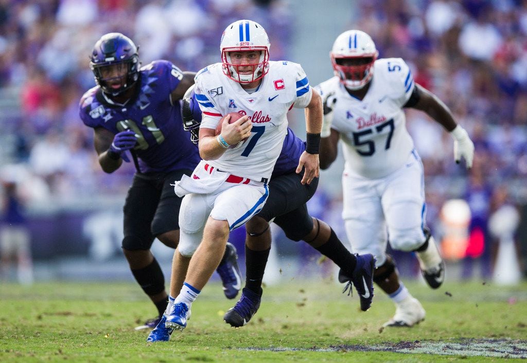 Southern Methodist Mustangs quarterback Shane Buechele (7) runs the ball during the fourth...