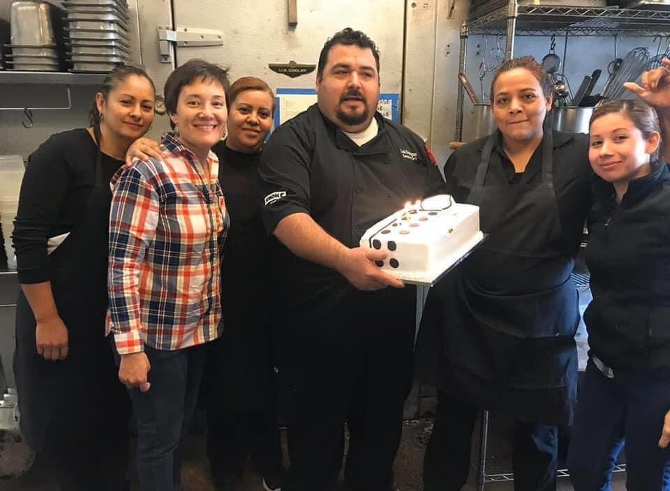 Luis Domínguez (centro) trabajó en las cocinas de restaurantes como Smoke, HG Sply Co.,...