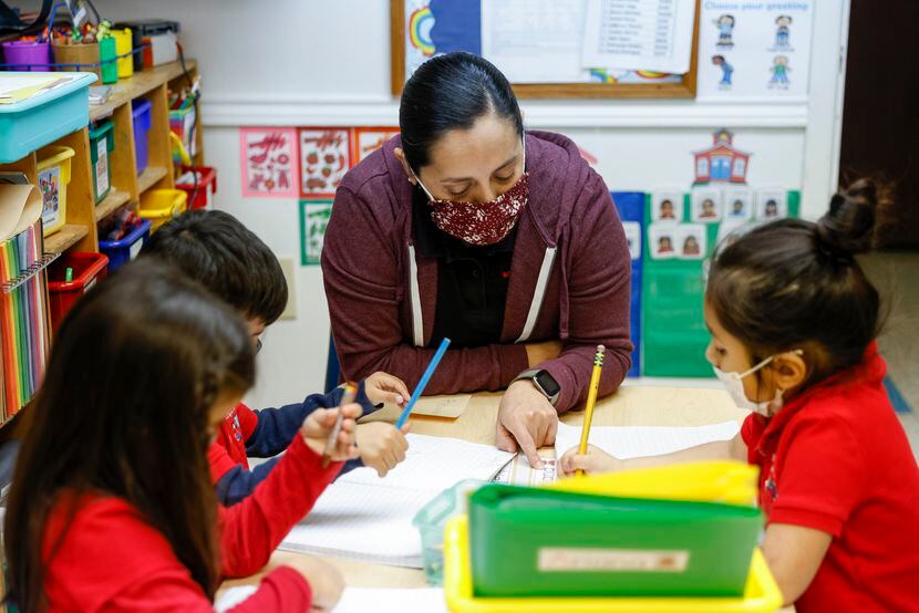 
Julisa Martínez, maestra de prekínder trabaja con niños en El Kinder Bilingual Academy.