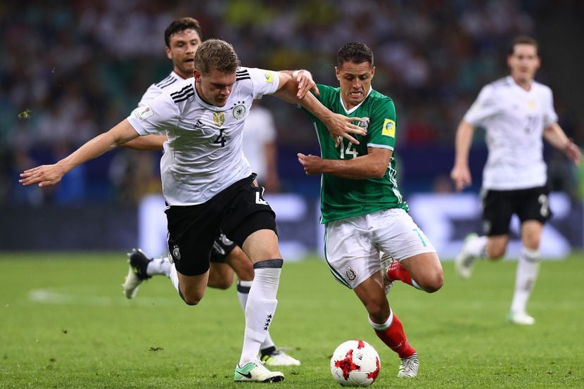 Javier Hernández (der.) y la selección mexicana cayeron 4-1 ante Alemania en semifinales de...