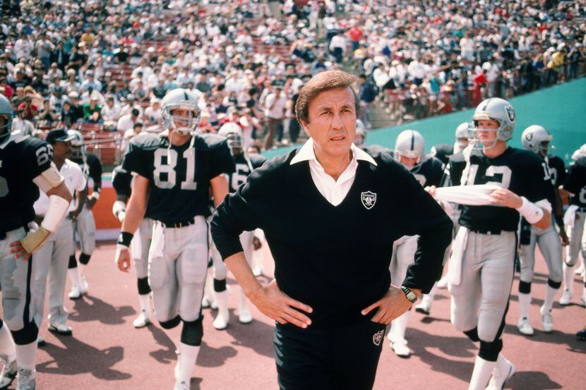 El entrenador Tom Flores antes de un juego de los Raiders de Los Ángeles en 1987.