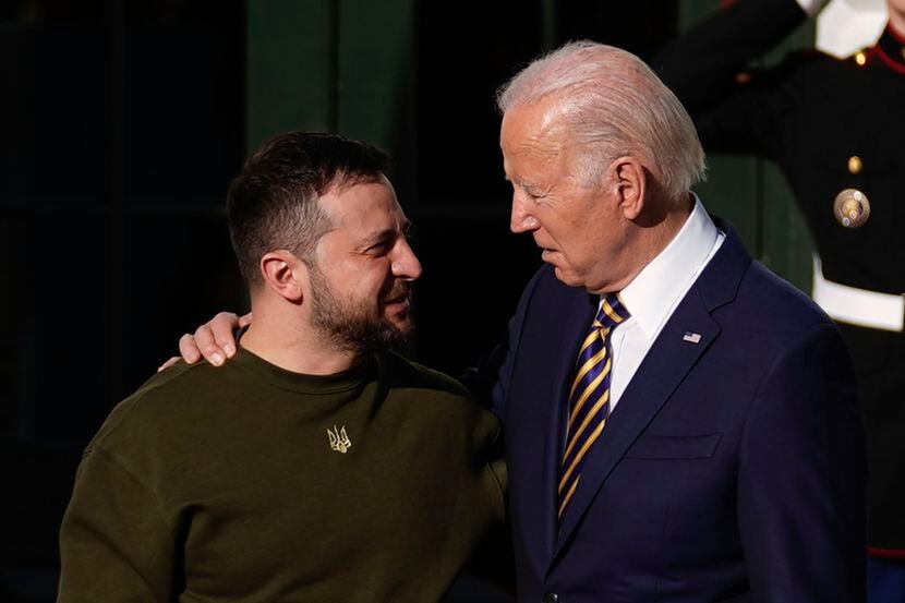 El presidente Joe Biden da la bienvenida al mandatario ucraniano Volodymyr Zelenskyy en la...