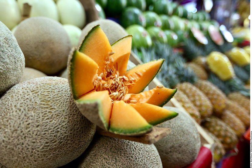 El melón es una verdadera mina de vitamina C: 300 gramos contienen el 75 por ciento de la...