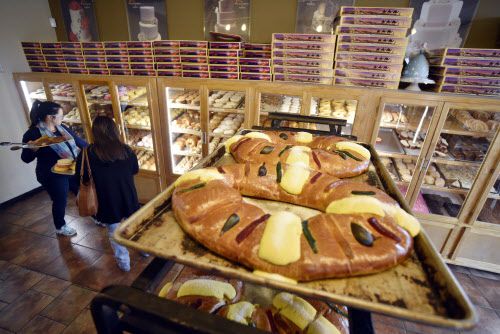 Las roscas de reyes ya se venden en panaderías como El Sol en Irving.