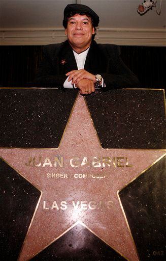 En esta foto del 17 de diciembre del 2009, Juan Gabriel posa durante su ceremonia de...