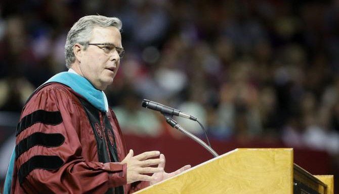 Jeb Bush da un discurso de graduación en la Universaidad de South Carolina, en Columbia....