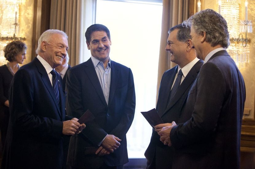 Jerry Jones (izq.) junto a Mark Cuban (centro) en una foto de archivo de 2013. Foto DMN
