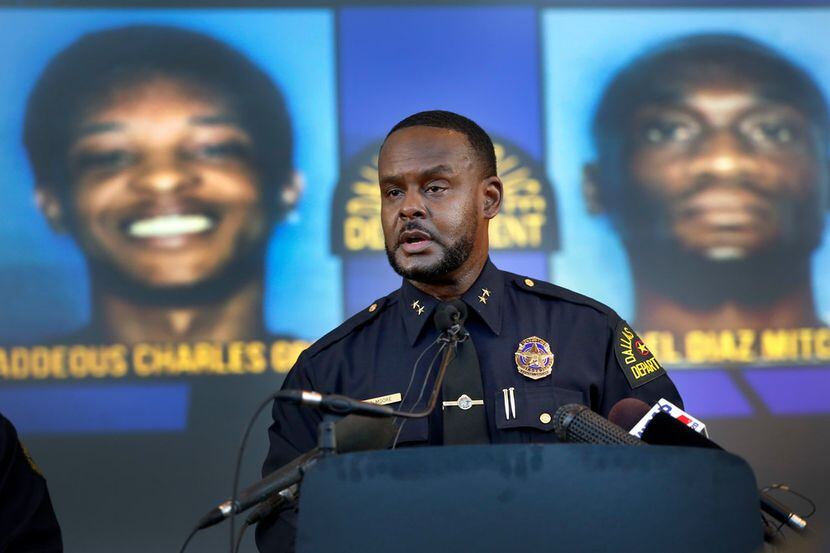 El subjefe de policía, Avery Moore, presenta imágenes de los sospechosos en la muerte de...